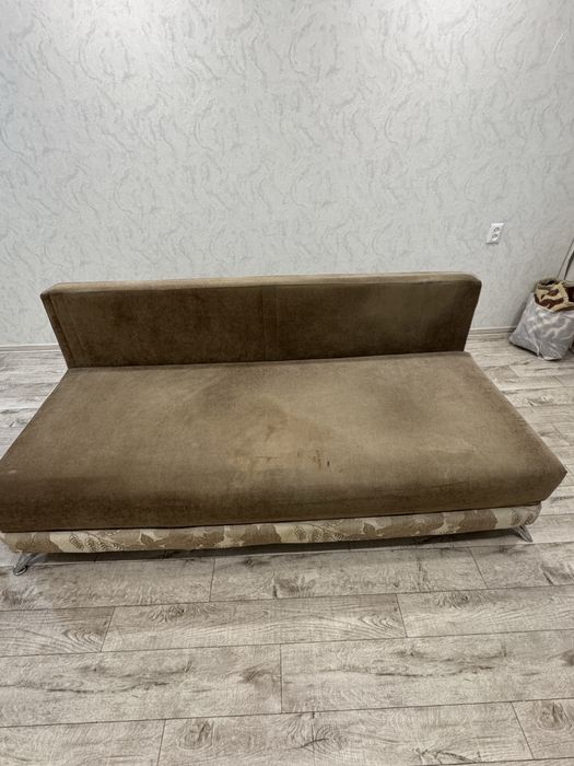Старый раскладной диван