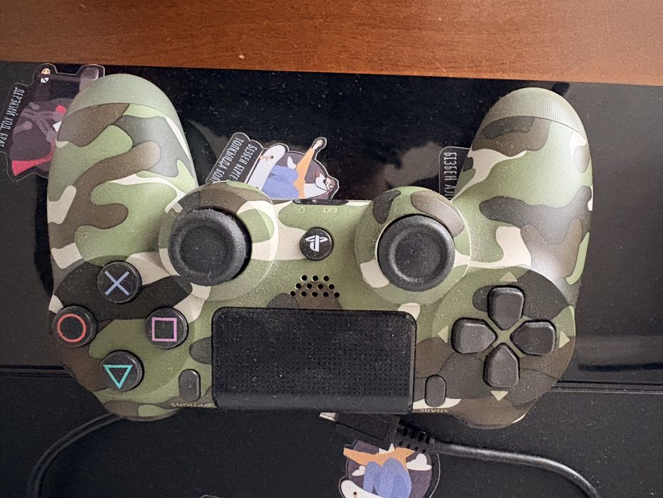 Продам плейстейшен 4 (PS4)