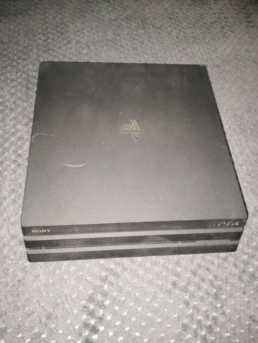 vând PS4 pro cu 2 controllere și 6 jocuri incluse