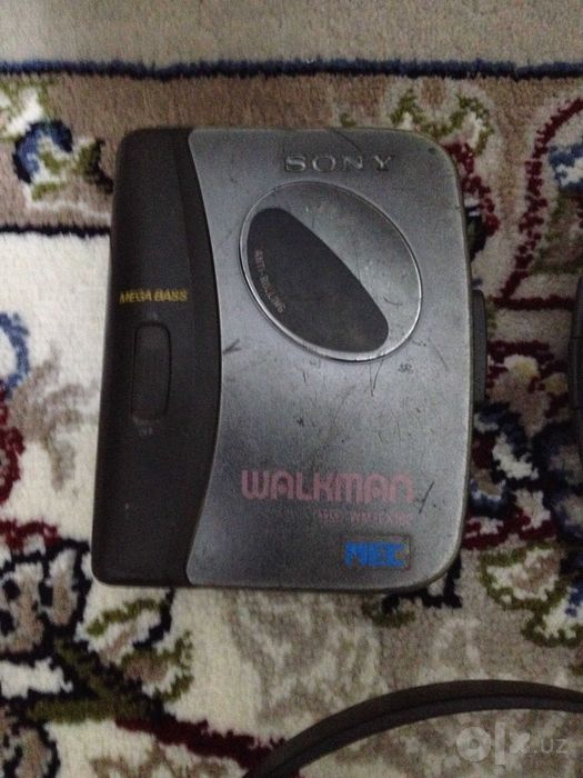 Плееры Sony Aiwa и наушники.