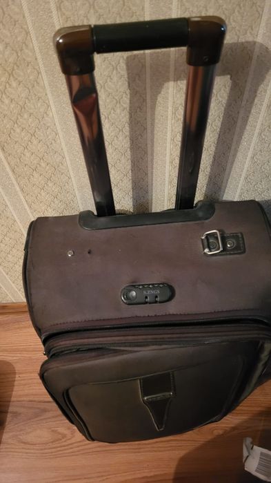 Чемодан продам..