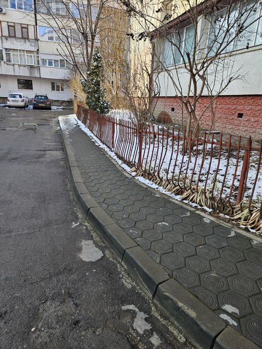 Peste 50 m de gard de fier