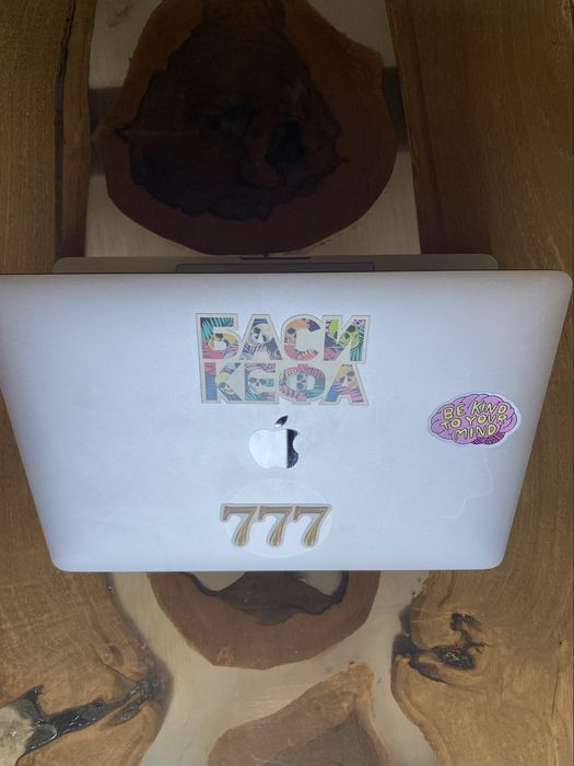 MacBook Pro macOS Sequoia 2024