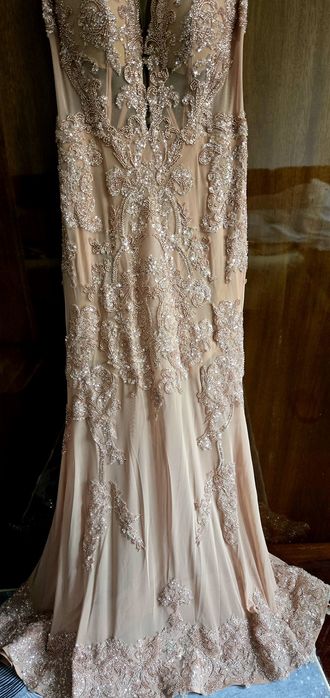 Бална рокля, тип русалка в телесен цвят.