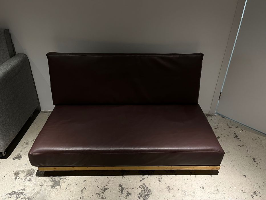Коричневый кожаный диван