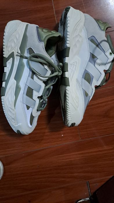 Фирменные кроссовки