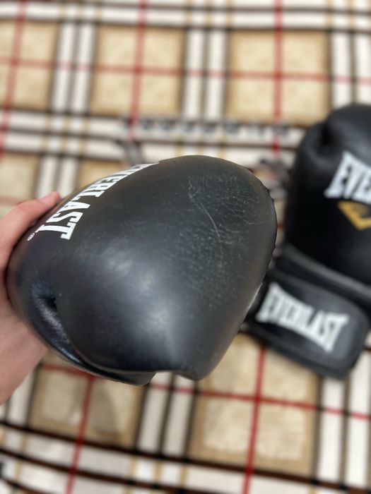 Продам перчатки Everlast