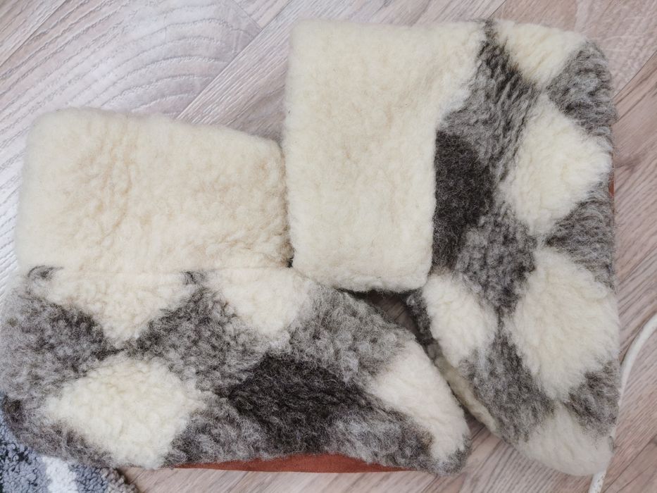 Totosi din blana si talpa piele, marime aprox. 37-40