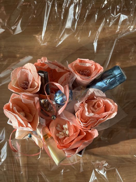 Ръчно изработени цветчета от хартия пенливо вино и