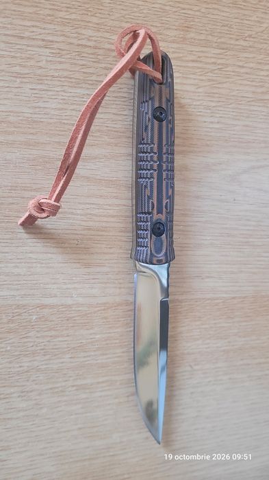 Cuțit solid pentru activități outdoor (drumeții,  camping, supraviețuire, etc)