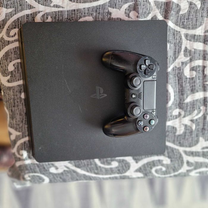 Продавам PLAY STATION  4
