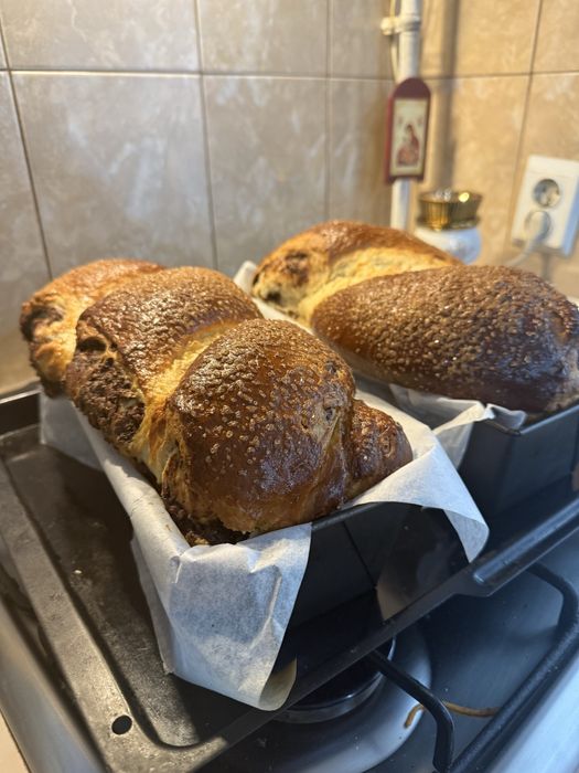 Cozonac de casa cu cacao, nuca, stafide, rahat