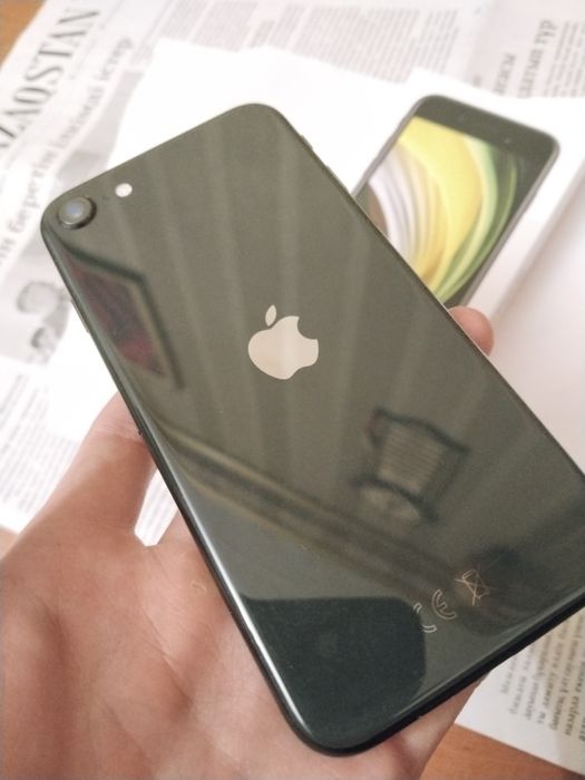 Айфон се 2 поколение (2022)