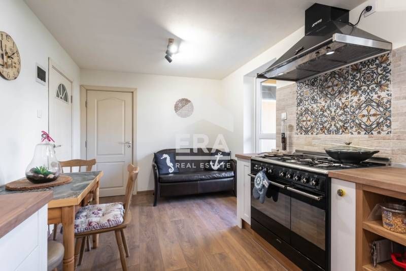 Четириетажна обзаведена къща за продажба, с двор, 4 гаража и морска па