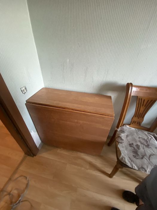 Отдам даром стулья , стол итд