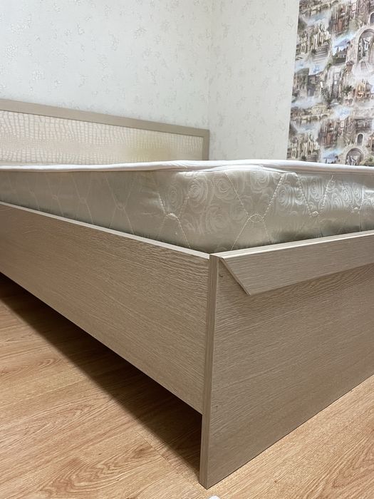 Двуспальная кровать с матрасом