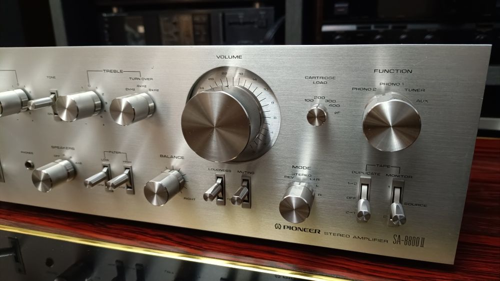 Усилитель в очень хорошем состоянии.