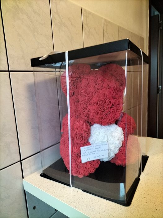 Vând ursulet mare din trandafiri roșii și albi pentru cadou