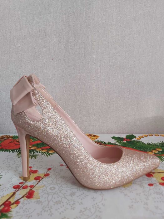 Продам  розовые туфли.