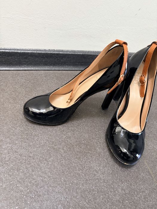 Pantofi cu toc negri piele lacuita cu curea cognac - eleganti