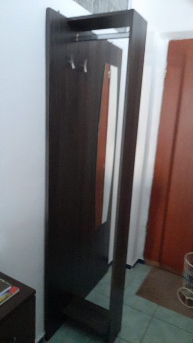 Vând cuier cu o oglinda.