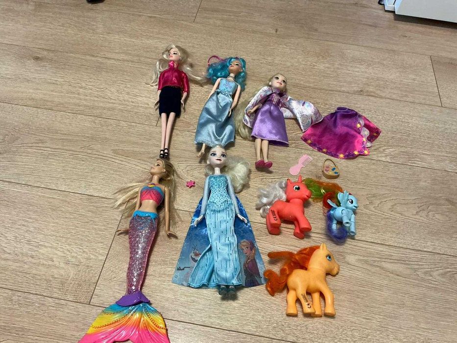 Păpuși Barbie și figurine de ponei de vânzare!