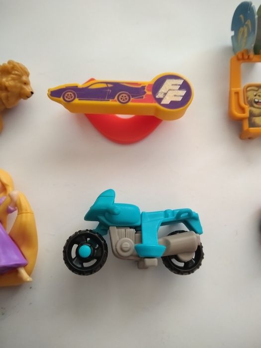 Продавам 6 бр. играчки от яйца на Kinder / Киндер от серия Kinder Surprise