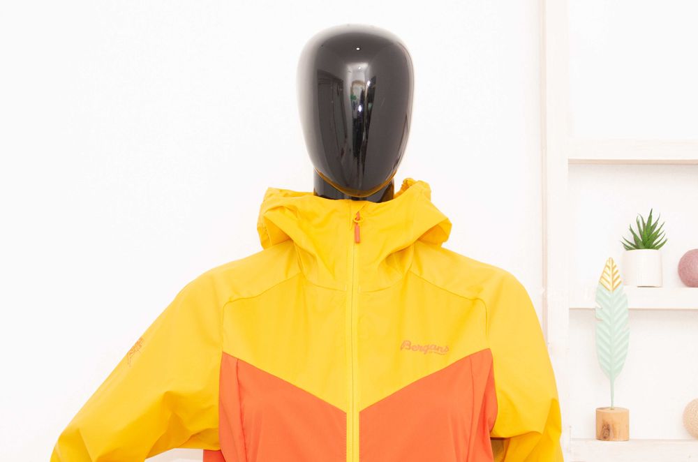 BERGANS Microlight Jacket дамско яке много тънко с качулка ветровка М
