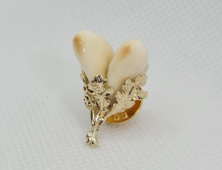 Podoabă de vânătoare din aur 14k realizată manual