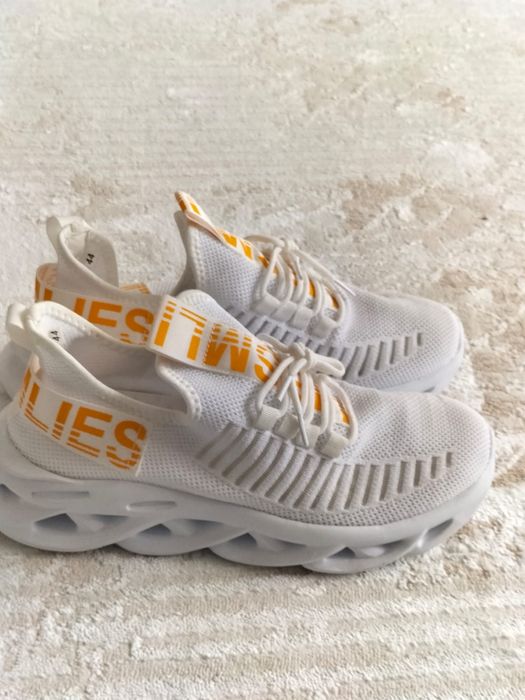 Продаю летние кроссовки