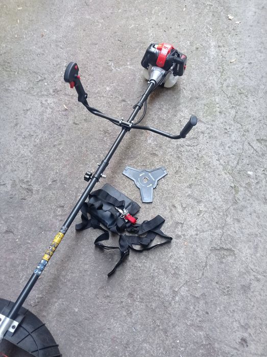 Бензинов тример за косене на трева 36куб