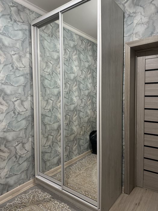 Белый шкаф для одежды в отличном состоянии