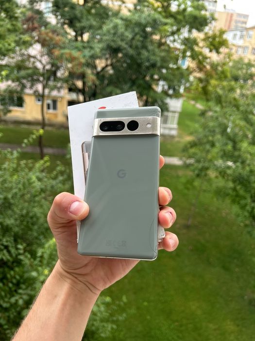 • Google  Pixel  7  Pro •
