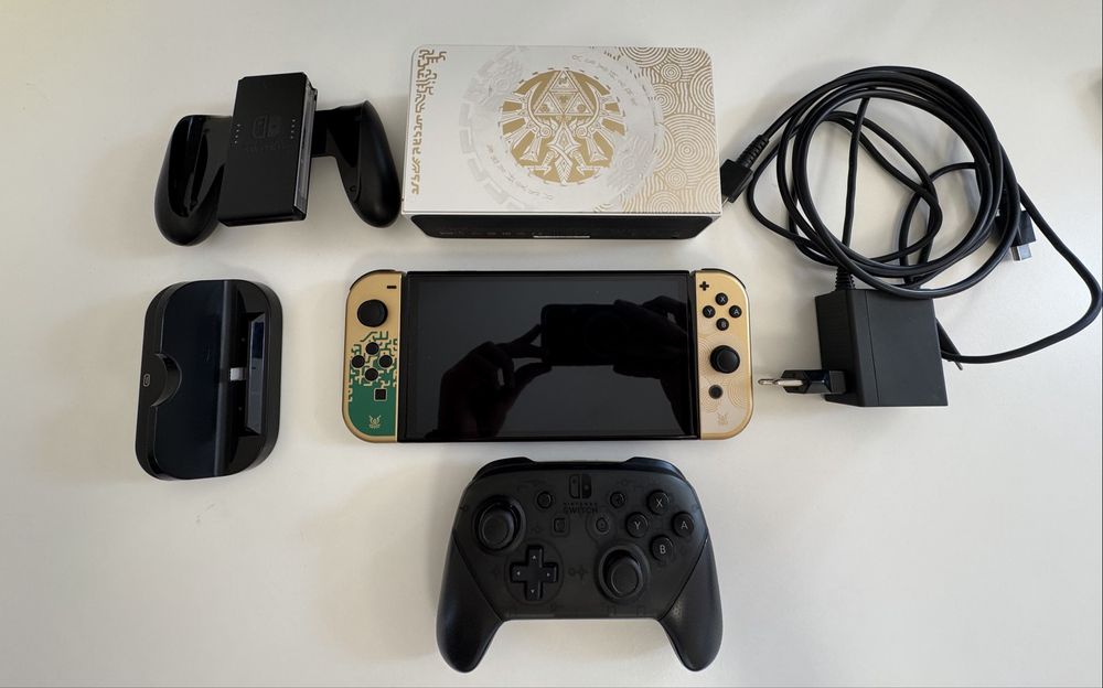 Nintendo Switch OLED Zelda Edition + Pro Controller