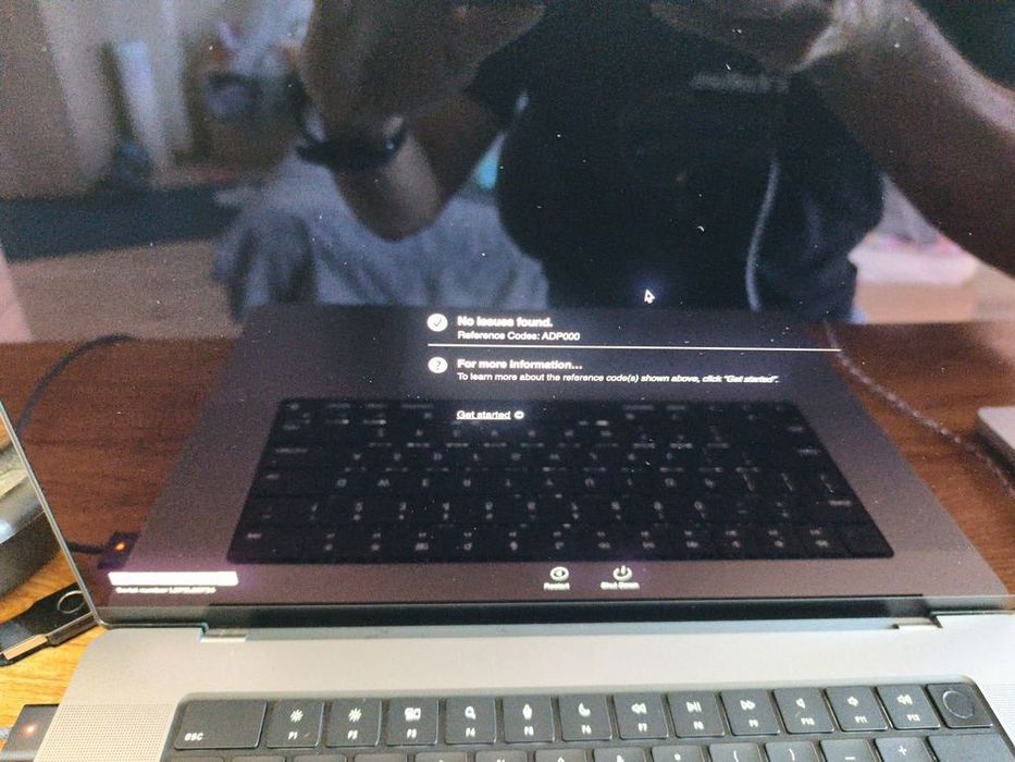 MacBook Pro 16" M1 Pro (16GB/512GB) Space Gray. Само 3 цикъла/379 часа