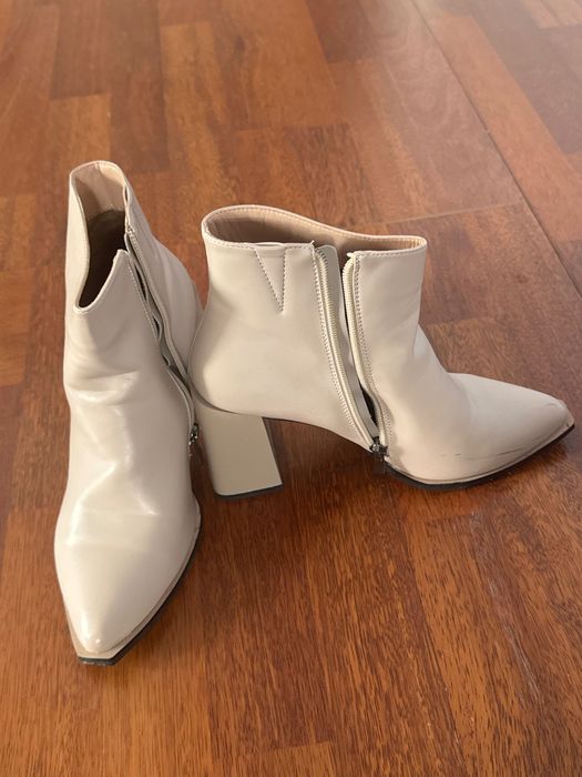 Весенние сапоги 5000 тг новые