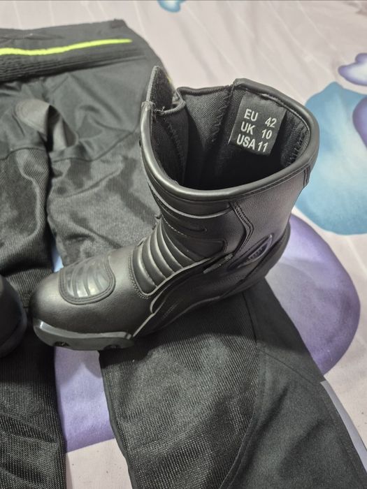 Pantaloni si cizme moto