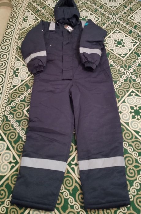 Новый киілмеген қысқы комбинезон сатылады, итекеткасымен тұр.