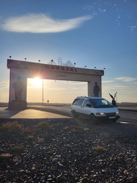 продается автомобиль марки Toyota previa