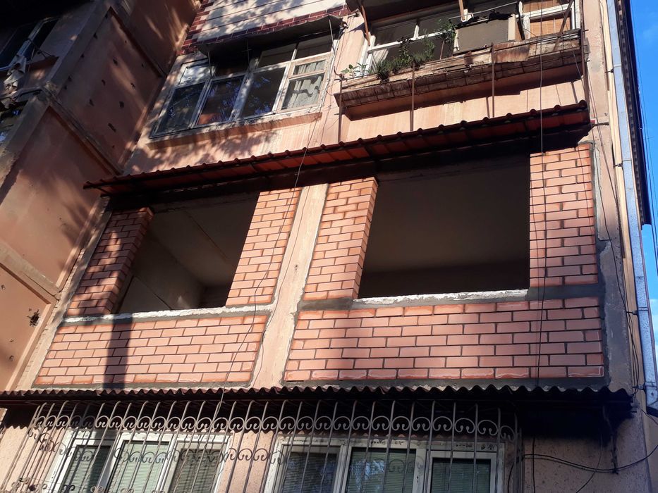 Установка козырьков над окнами