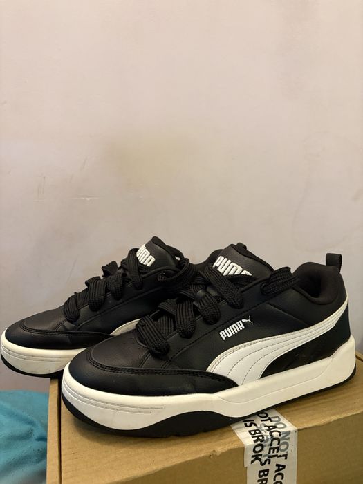 Puma Park Lifestyle – черни с бяла ивица.