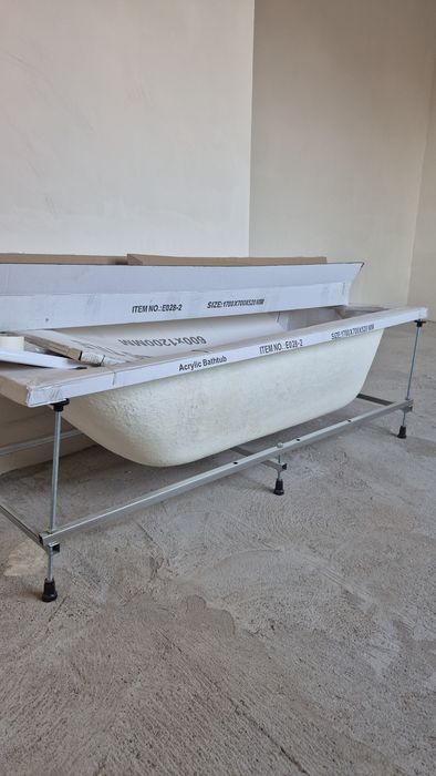 Продам. НОВУЮ  ВАННУ   НЕ  ПОДАШОЛ  РАЗМЕР   совсеми ком. 170×70