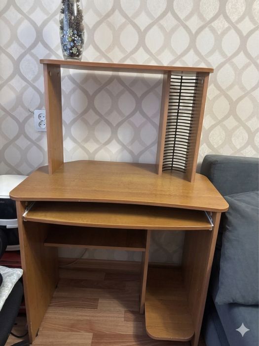 Продам компьютерный стол