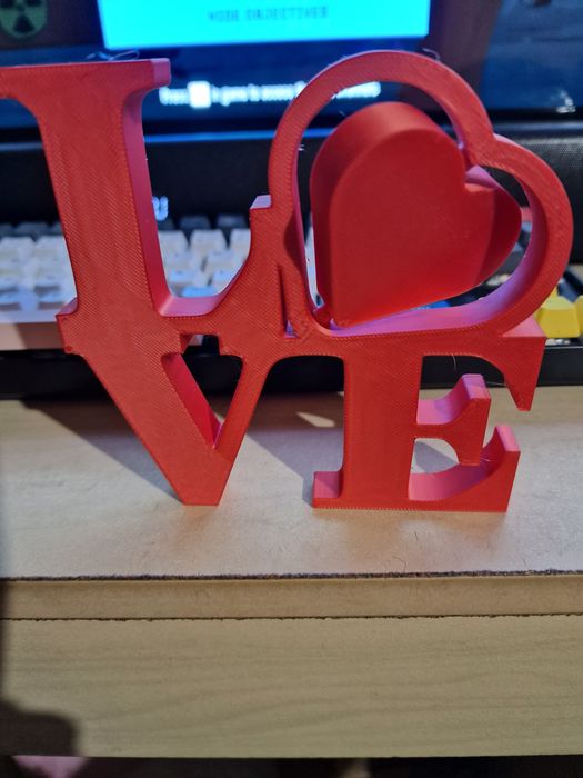 Надпис LOVE пластмасов - подарък любимия човек