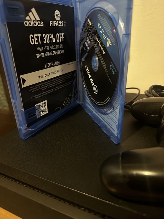 Play Station 4 de 1 TB intretinut bine plus Fifa