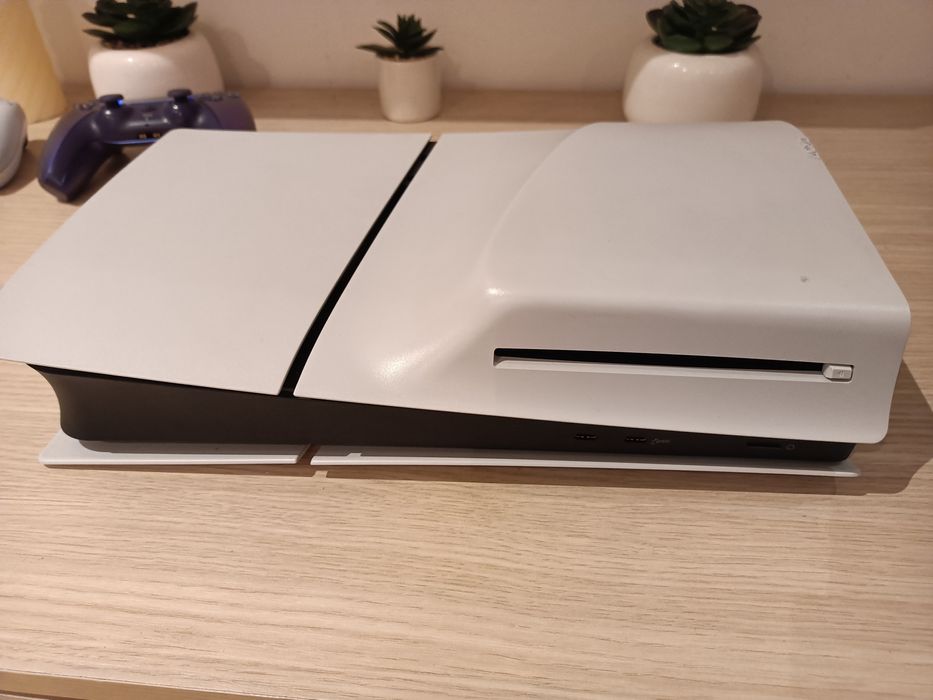 Ps5 Slim Edition 1 TB + 2 controllere+1 joc