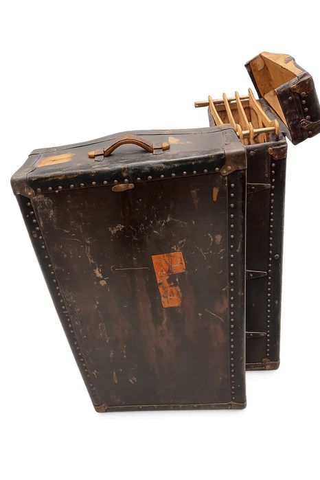 Античен гардеробен куфар