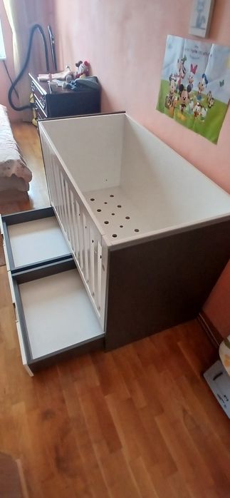 Кошара с люлеещ механизъм