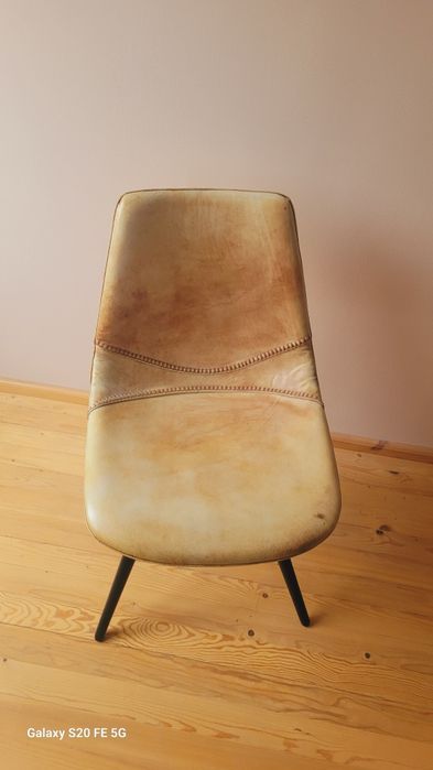 Стол подходящ и за бюро