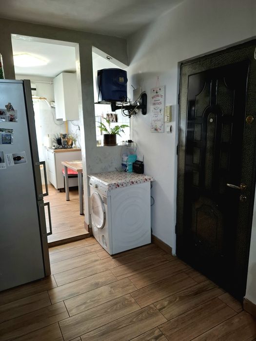 Proprietar ofer spre  vânzare apartament cu 3 camere decomandate,zona Lipovei
